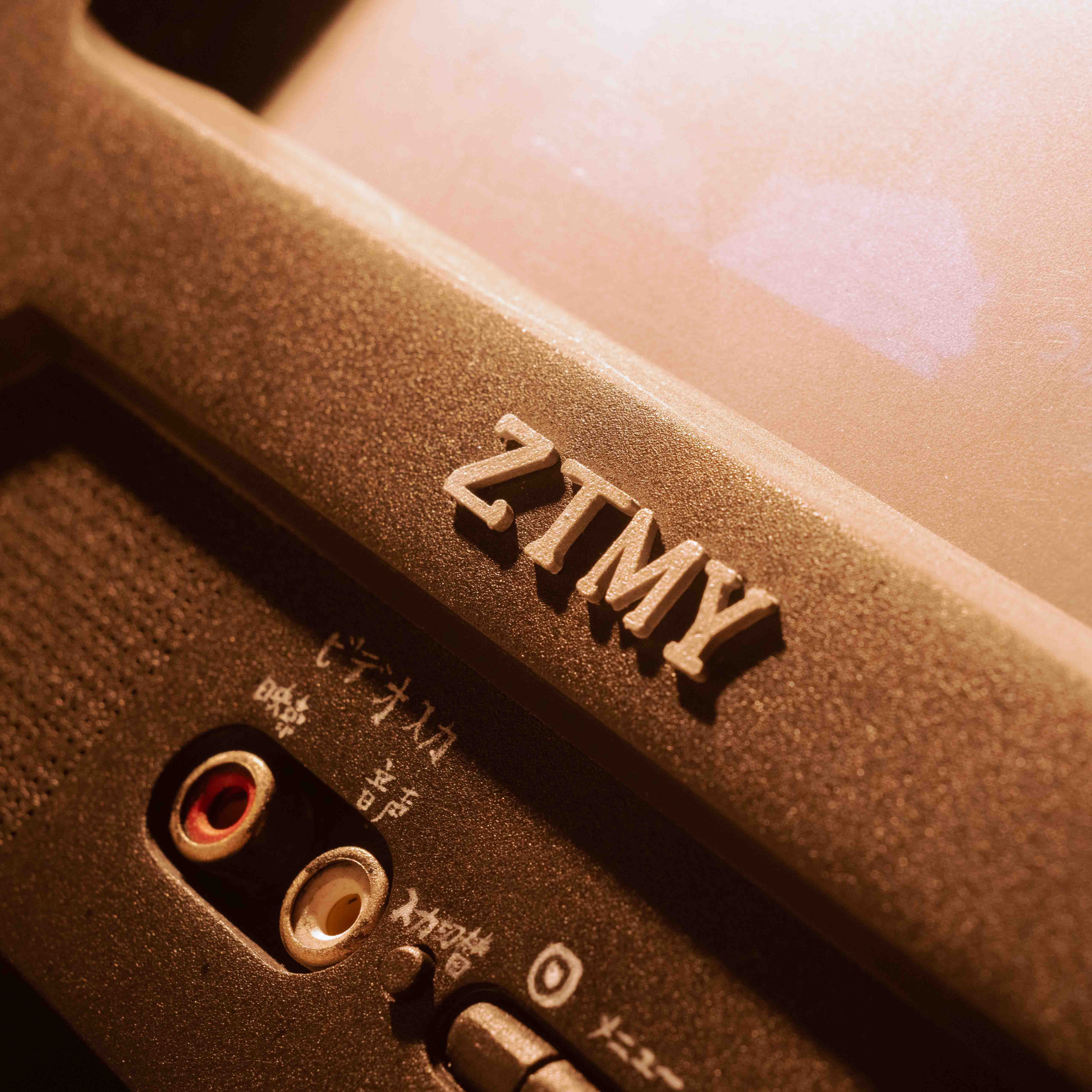 ZTMY標誌以及極細字標示特寫